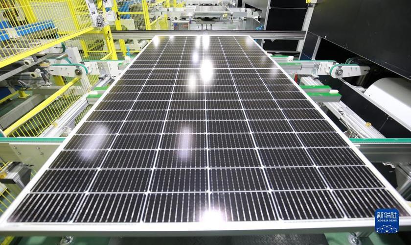 11月30日拍摄的合肥一家太阳能科技生产车间内的光伏板自动化